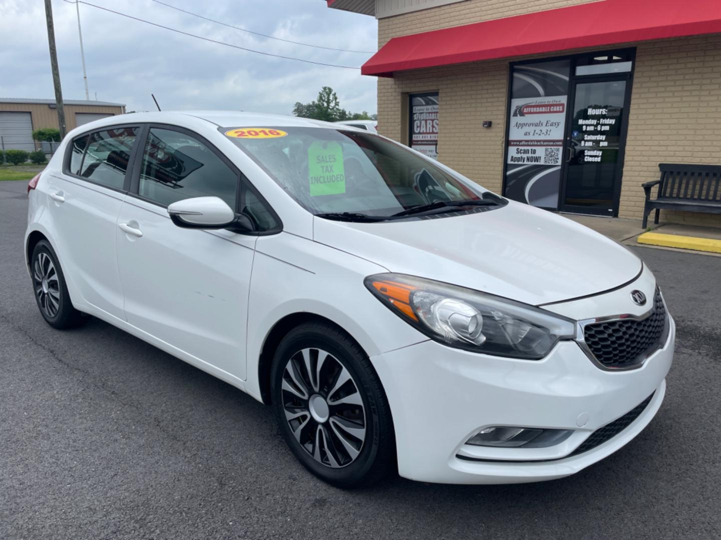 2016 White Kia Forte5 (KNAFK5A86G5) with an 4-Cyl, GDI, 2.0 Liter engine, Auto, 6-Spd w/Sportmatic and Active ECO System transmission, located at 8008 Warden Rd, Sherwood, AR, 72120, (501) 801-6100, 34.830078, -92.186684 - Photo#1